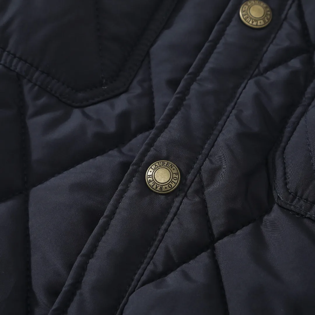 P370 #59 Ralph Lauren classic rhombus quilted cotton jacket for men and women. Inspired by retro workwear, it blends with contemporary British style. The imported machine-pressed rhombus quilting is accurately aligned, and the three-dimensional H-shaped tailoring is neat and slim. It is not bulky when layered in autumn and winter, and still maintains a light style.  Texture is reflected in the details: customized metal buckles, corduroy lapels, breathable eyelets under the arms, and slits on the hem, all replicating the brand's high-end genes. All excipients are standardized!  Five colors to choose from: black/khaki/brown/green/navy blue, easy to switch between commuting, leisure, and travel occasions. Function and appearance coexist: 37.5°C temperature control black technology, breathable and moisture-proof, anti-slip cotton patented fabric, temperature-locking, soft and waxy, durable and stylish. A retro warm-keeping item that can handle low temperatures calmly. The details are all made of craftsmanship, and the style has no limits. It has a classy look that will turn heads.  Color: Khaki Black Navy Green Brown Size: S M L
